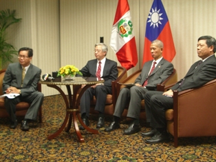 El Sr. Chiang Shih-hwang(segudo izquierdo), subdirector general del Buro de Comercio Exterior del Ministerio de Economia, y el Sr. Walter Yeh(derecho), Vice Presidente Ejecutivo del Consejo Nacional para el Desarrollo del Comercio Exterior de la Republica de China, acompanados del Sr. Huang Lien-sheng, Representante de la Oficina Economica y Cultural de Taipei en el Peru, en la entrevista con la prensa local peruana.(03.16, 2009)   