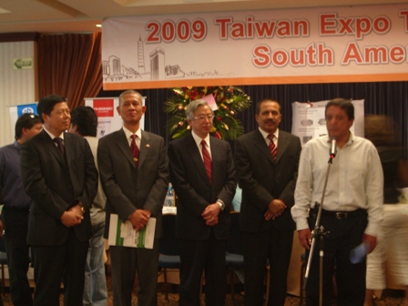 Autoridades peruanas (Emigracion y camaras de Comercio de Lima) visitan la rueda de negocios, deseandoles a los exhibidores muchos exitos. 