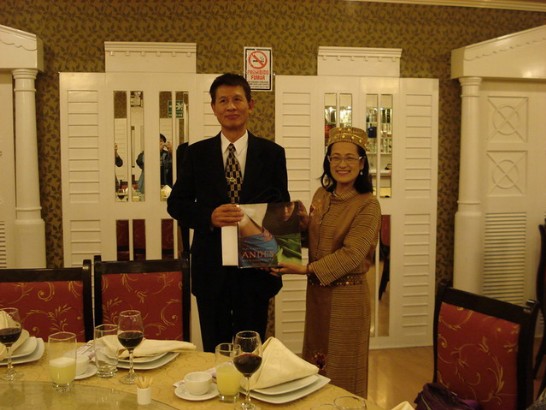 El Sr. Embajador Huang Lien Sheng, representante de la Oficina Economica y Cultural de Taipei en el Peru, entrega recuerdo a la maestra Ku Chiu-mei, jefa del elenco de danza folclorica de Taiya de Taiwan. 