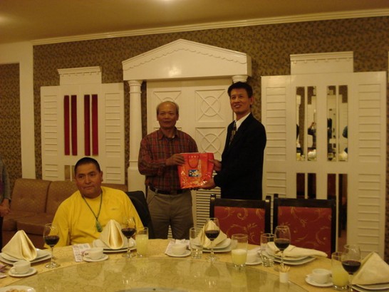 El Sr. Embajador Huang Lien Sheng, representante de la Oficina Economica y Cultural de Taipei en el Peru, entrega recuerdo al maestro de Boxeo Mantis, Shih Cheng-chung. 