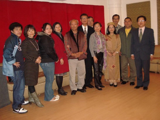 El Sr. Embajador Huang Lien Sheng, representante de la Oficina Economica y Cultural de Taipei en el Peru, acompanado de su esposa, posa  para la foto durante la cena de despedida, junto  a la maestra Ku Chiu-mei, jefa del elenco de danza folclorica de Taiya de Taiwan y el  maestro de Boxeo Mantis, Shih Cheng-chung. 