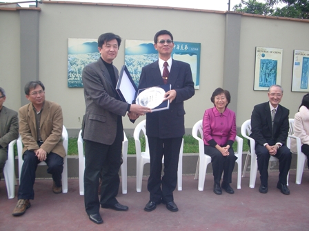 Entrega de placa recordatoria al Emb. Lien-sheng Huang.