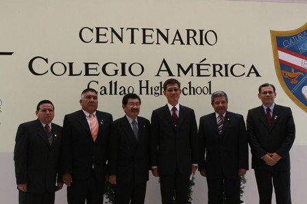 Representante de la Oficina Economica y Cultural de Taipei, Emb. Lien-sheng Huang y el Director del Colegio America del Callao, Sr. Guillermo Yoshikawa.