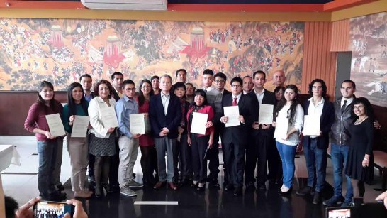 駐秘魯代表處吳大使進木於本(8)月15日假利馬My Home餐廳主持受獎證書頒贈典禮，並邀請當地媒體代表及受獎生家長出席觀禮。