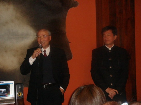 駐秘魯黃代表榮國(左)於台商會中秋聯誼餐會致詞