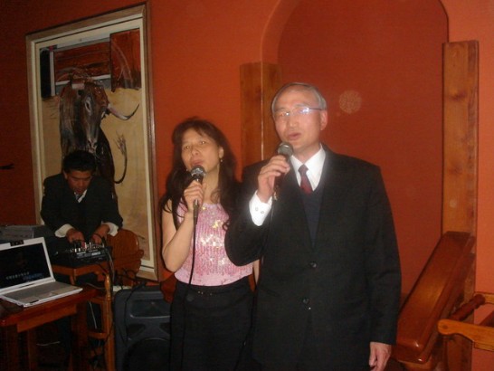 駐秘魯黃代表榮國夫婦於台灣商會中秋晚宴深情對唱。