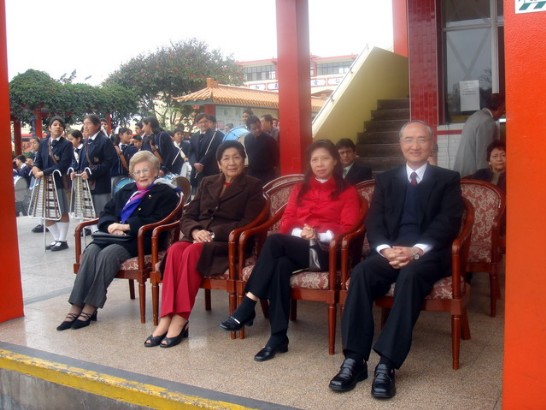 秘魯「中華三民聯校」孔子誕辰紀念活動，黃代表夫婦(右一及右二)與校長(右三)等聆聽學生朗讀。