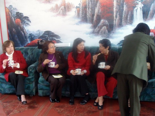 秘魯「中華三民聯校」孔子誕辰紀念活動，黃代表夫人與校長等交談。
