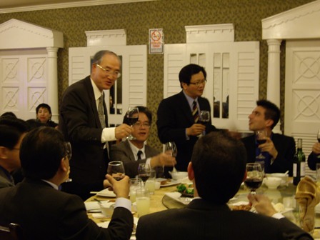 駐秘魯黃代表榮國偕新聞組長朱盛鴻向「秘魯台灣國合之友會」會員敬酒致意