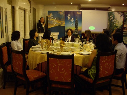 會員們聆聽駐秘魯黃代表榮國於「秘魯台灣國合之友會」2009聖誕年終餐會致詞