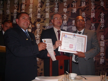 黃代表榮國於「中華國術國際聯盟總會秘魯分會」聯誼餐會中頒發教練段術晉級證書