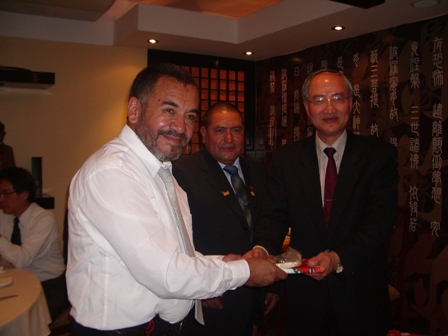 黃代表榮國於「中華國術國際聯盟總會秘魯分會」聯誼餐會中頒贈教練紀念品