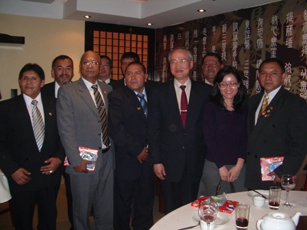 黃代表榮國與出席「中華國術國際聯盟總會秘魯分會」聯誼餐會人員合影