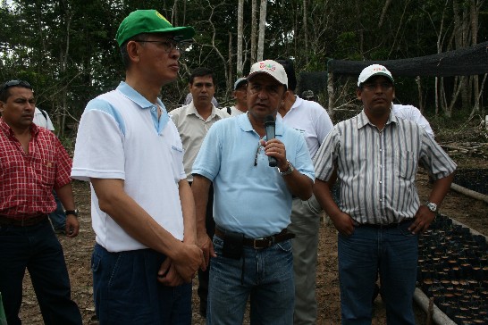 2009.03.27 Loreto省省長Iván Vásquez Valera向黃代表聯昇說明棕櫚油種植情形。
