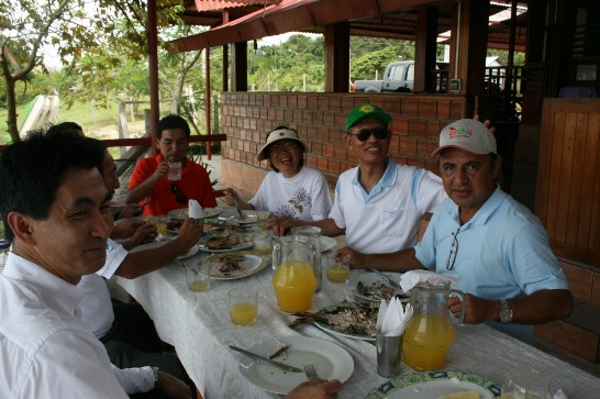 2009.03.27 Loreto省省長Iván Vásquez Valera於莊園內邀請黃代表聯昇一行品嚐亞馬遜河淡水魚Ganamita。