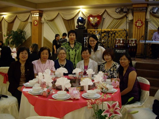 駐秘魯代表處黃代表夫人與秘魯台灣商會及華僑總會等婦女性出席華僑婦女會母親節慶祝晚會。