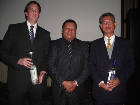 駐秘魯黃代表聯昇與第3屆拉美卓越企業頒獎典禮主辦單位─「中央傳播網」公司負責人Alfonso Rivas等(中)合影。