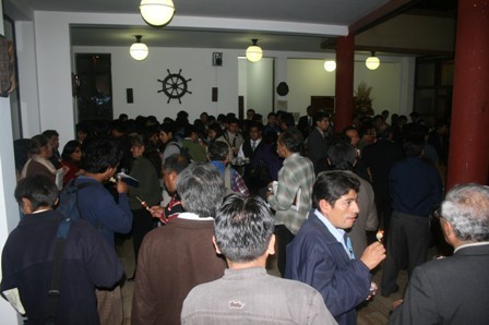 秘魯「台灣論壇」中，各界人士於演講結束後參加酒會，交換意見。
