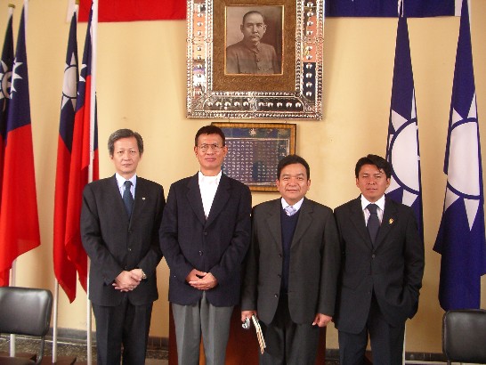 黃代表聯昇(左二)與秘魯北部自由省(La Libertad)主任秘書Napoleon Vilca Garci(右二)及中國國民黨秘魯總支部唐主席學武(左一)等合影。