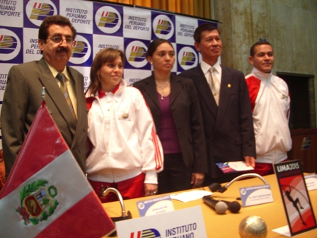 黃代表聯昇與秘魯體育局全國體育處處長Daysi Zereceda 女士(左三)、擲銅球協會會長Antonio Zavala(左一)、擲銅球選手Mariolina Saletti女士(左二)及教練Alfredo Chavez Farfan(右一)在高雄世運記者會後合影。