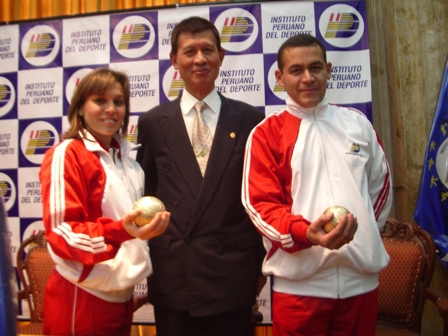 黃代表聯昇與秘魯擲銅球選手Mariolina Saletti女士(左一)及教練Alfredo Chavez Farfan(右一)合影。