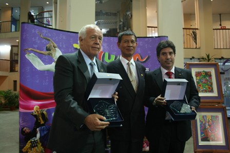 駐秘魯黃代表聯昇頒贈感謝牌予莫利納區區長狄波斯(左)及Camacho商場代表Juan Pablo Escudero(右)