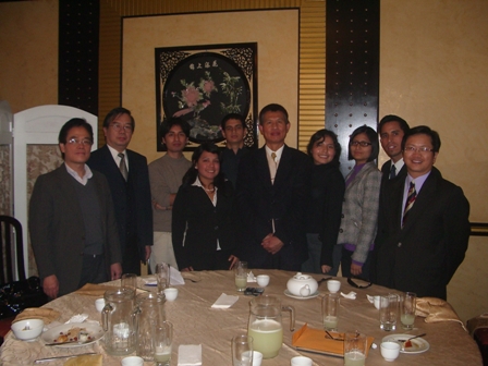 駐秘魯黃代表聯昇偕各組組長與98年度台灣獎學金及國合會獎學金受獎生合影。