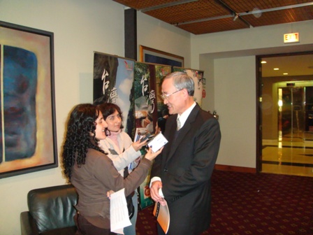 駐秘魯代表處黃代表榮國於貿洽會中接受當地媒體訪問。