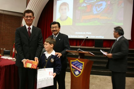 黃大使聯昇頒發第40屆世界兒童畫展銀牌獎予「美洲學校」6歲學童Rafael Beltran