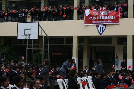 Chorillos區「布拉格耶穌學校」(Colegio Niños Jesús de Praga)師生揮舞國旗歡迎黃大使聯昇