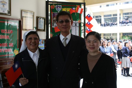 黃大使聯昇與甫於「布拉格耶穌學校」擔任華語教學老師李女士合影