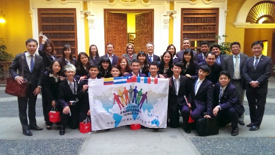 國際青年大使團團員、代表處吳大使進木及同仁與秘魯外交部官員合影