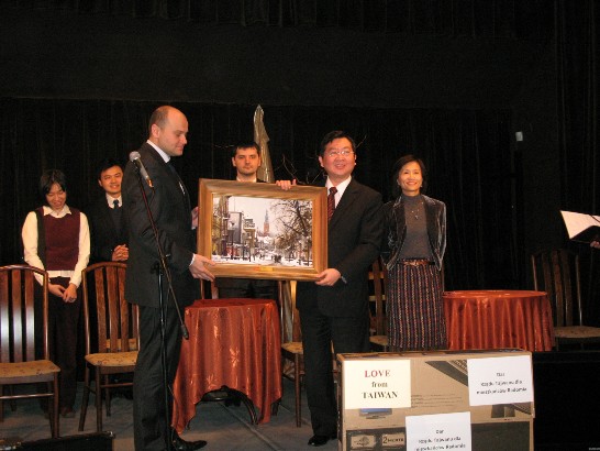 台灣畫境照片展於拉當市開幕與安養院捐贈儀式 03