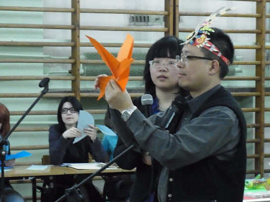台灣紙藝家洪新富在拉當藝術學院展演