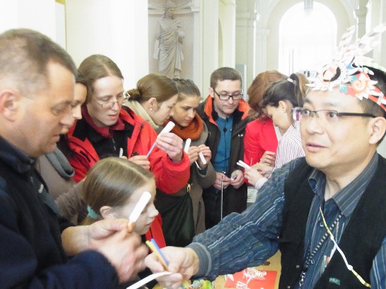 台灣紙藝家洪新富在華沙大學舉辦之亞洲節活動中展演