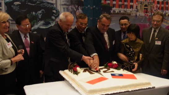 江大使與波蘭國會友臺小組倪秀斯基（Stefan Niesiolowski）主席及貴賓共切慶賀中華民國102年國慶蛋糕