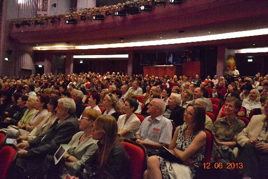 國光劇團在烏茲市音樂劇院演出時觀眾席接近滿坐
