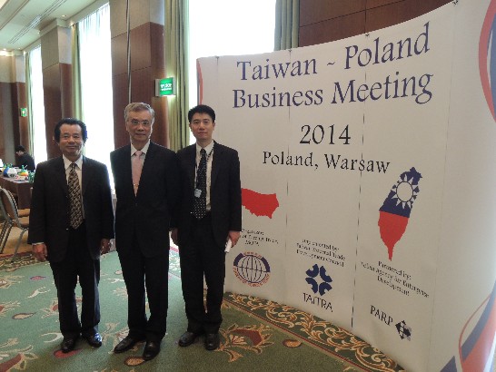 中華民國駐波蘭大使江國強（中）與華沙台貿中心主任李建輝（右）在貿易洽談會現場