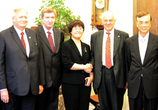 Polish Ministry of Culture awarded Lin Wei Yun cultural contribution Medal