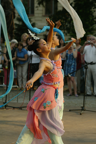 HonWa Folk Dance Troupe in Lodz 12
