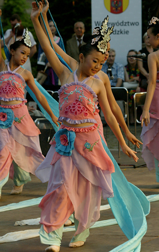 HonWa Folk Dance Troupe in Lodz 13