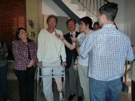 Entrega de protesis a Alberto de Luque, en su residencia