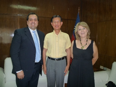 Entrevista del Embajador Lien-sheng Huang y la Sra Ana Maria Hernandez, de la Asociación Hay Un Niño En Tu Camino