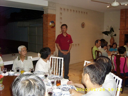 El Embajador de la República de China (Taiwán), Lien-sheng Huang, da un breve discurso durante la cena de bienvenida al Sr. Victor Sheng –hung Chu, nuevo Consejero de Prensa de esta representación diplomática y despedida del Sr. Carlos Jenq-ren Ying, quien finaliza su misión como Encargado de Prensa de esta embajada.