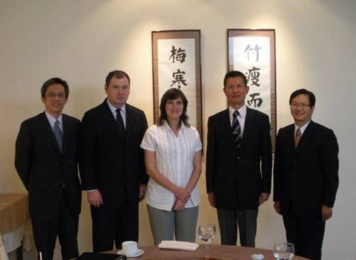 Una instantánea del cordial almuerzo del Sr. Embajador Lien-seng Huang con la viceministra Diana Serafini Fernandez, el viceministro Héctor Valdéz Alé, el consejero Victor Chu y el consejero Emilio Kung.