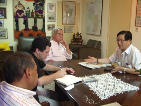 Los periodístas de ABC Acor hicen entrevista con consejero Victor Chu.