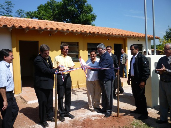 Durante la inauguracion de las viviendas populares, estiran la cinta, el Embajador de la Republica de China (Taiwan) Lien-sheng Huang y el Presidente de la Republica Fernando Lugo