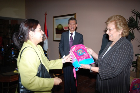 Entrega de kits escolares para niños y niñas de dos escuelas rurales del interior con la Primera Dama de la Nación Mercedes Lugo de Maidana