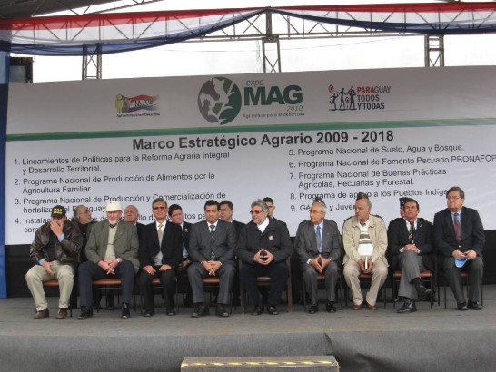 2010.05.20 El Embajador Lien-sheng  Huang participa de un acto con el Presidente Fernando Lugo, en la exibicion de  agricultura y ganaderia por el dia del agricultor