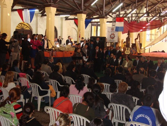 2010.06.08 La Sra. Cristina de Huang participa de la inauguracion de la Feria de Artesania